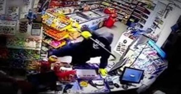 بالفيديو.. صاحب محل وابنه يلقنان لصين علقة ساخنة