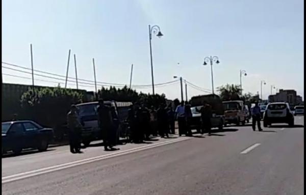 الفوضى هدي... أصحاب الشاحنات يعترضون شاحنات الشركات ويجبرونها على خوض الإضراب بالقوة (صور)