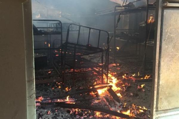 غاضبون يحرقون مدرسة ويقتلون أطفالا