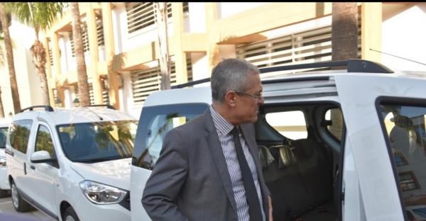 وزير العدل يُسلّم سيارات نفعية لرؤساء كتابة الضبط بالمحاكم التجارية (صور)