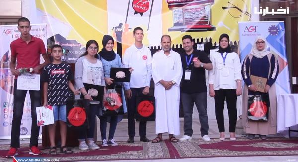 بمبادرة شخصية ... توزيع هواتف على المتفوقين في البكالوريا بسطات من أجل تحفيزهم