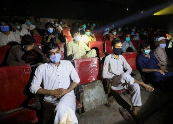 باكستان توقف العمل بالتباعد الاجتماعي بعد انخفاض الإصابات بكورونا