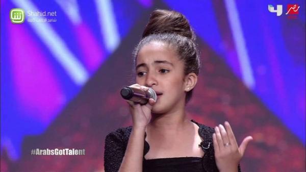 الطفلة المغربية هبة تسحر لجنة "عرب غوت تالنت" بأداء رائع و هذا ما قاله لها الفنان أحمد حلمي