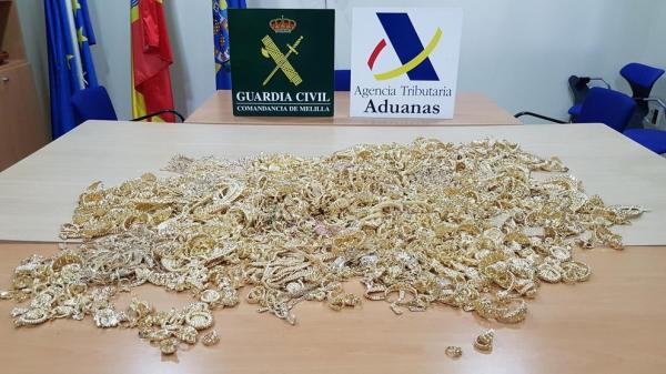 كانت مخبأة في حفاضات أطفال: حجز ذهب بقيمة مليار في سيارة مغربي بمليلية