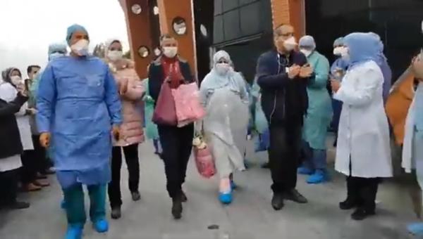 فرحة كبيرة بأزرو.. متعافون يغادرون تحت تصفيقات الأطر الصحية والسلطات