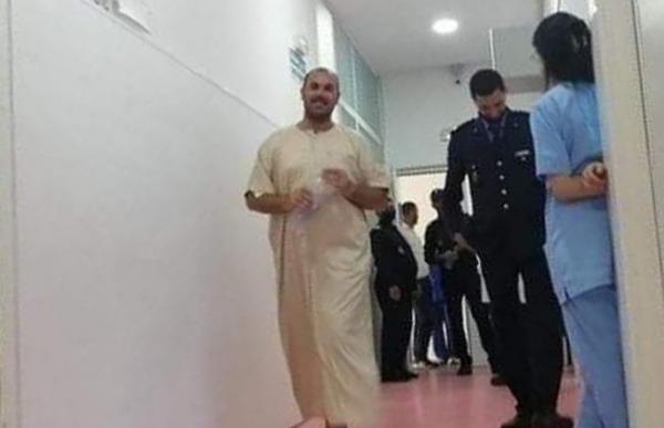 هذا مصير الشخص الذي التقط صورة لـ"الزفزافي" خلال زيارته لوالده بالمستشفى