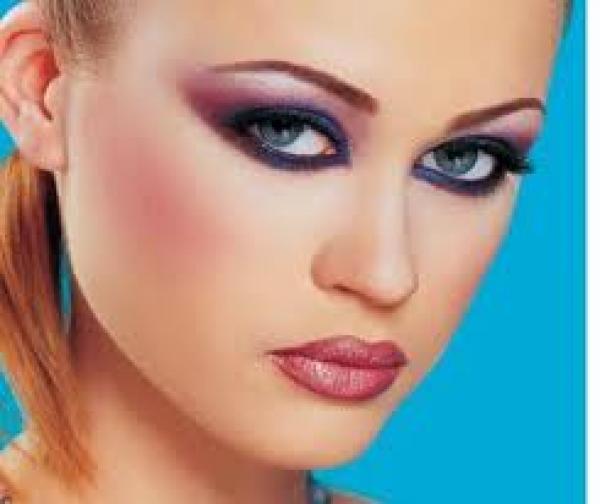 خطوات أساسية لماكياج ثابت طوال اليوم 