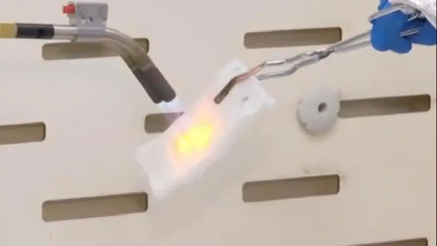 علماء صينيون يبتكرون مادة جديدة مبتكرة مقاومة للنيران فوق 1500 درجة مئوية ( فيديو )