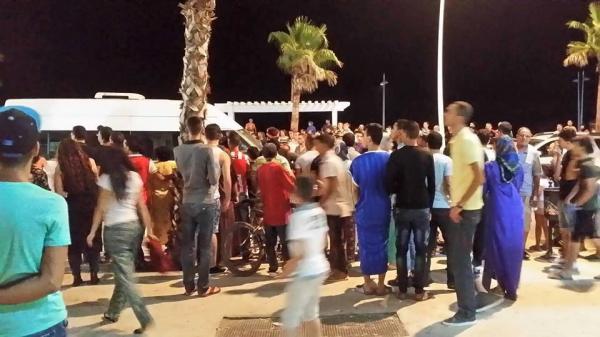 فضيحة في آواخر رمضان .. رجل يضبط زوجته في حضن رجل آخر بكورنيش مارتيل