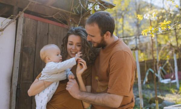 قرية إسبانية تحتفي بأول ولادة منذ 30 عاما