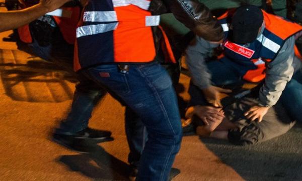 إطلاق النار بشكل مباشر على مجرم مسلح هاجم دائرة أمنية وطعن شرطيا بآسفي (فيديو)