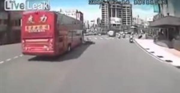 بالفيديو.. امرأة تنجو من الموت  بأعجوبة