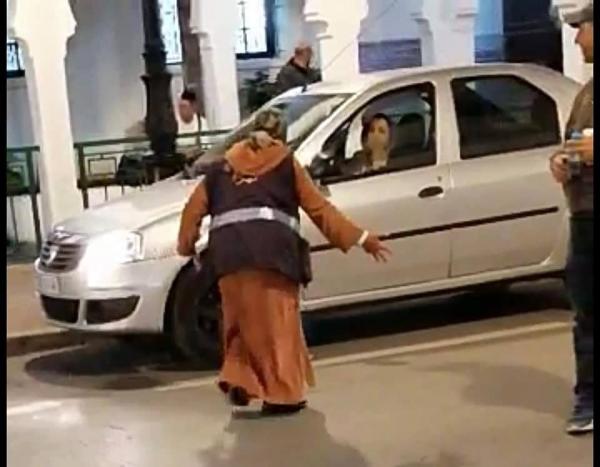 بالفيديو...حارسة سيارات بتطوان كادت ترتكب جريمة في حق مواطنة والسلطات تتدخل بشكل سريع