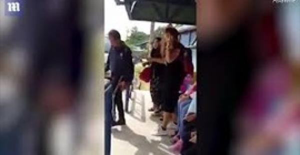 رجل يشتم امرأة لعدم ارتداء الحجاب يشعل الإنترنت في ماليزيا (فيديو)