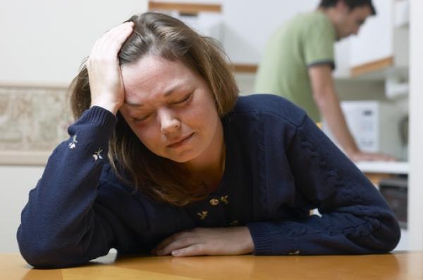 إذا كان شريكك ينظر إلى نساء أخريات، ادخلي واعرفي السبب