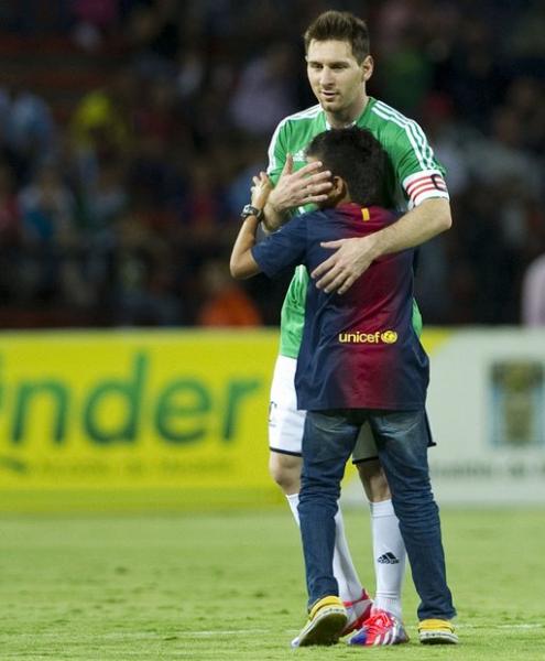 صورة : فوز أصدقاء ميسي في "موقعة النجوم".. وطفل برشلوني يفاجئ ميسي في الملعب