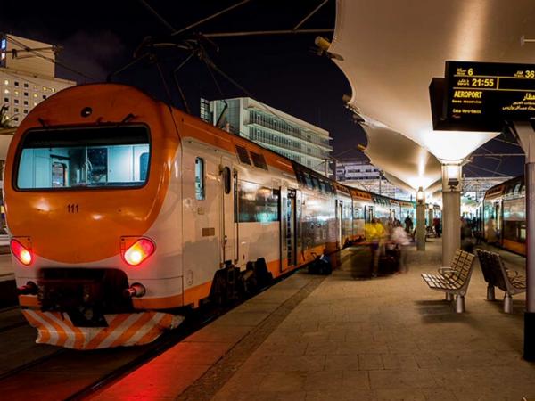 قطارات "الخليع" تعيش طفرة نوعية وتحقق إنجازا تاريخيا غير مسبوق