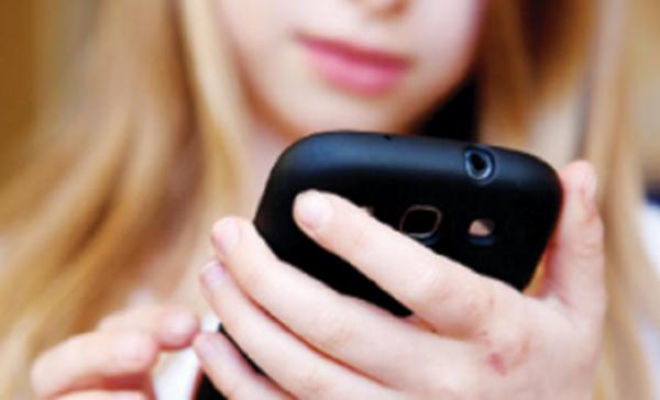 سلا: فتاة تقدم على فعل جنوني بعد ضبطها تتواصل مع شاب من طرف والدها