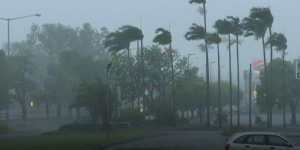 بالفيديو: إعصار مُخيف يقتلع الأشجار من جذورها ويشل الحياة بآلاف المنازل بأستراليا