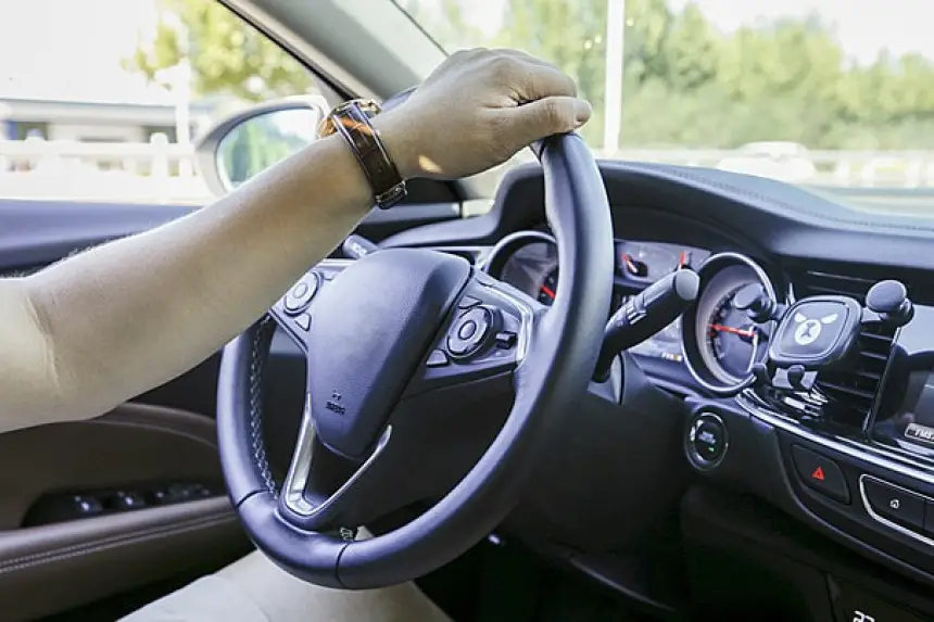 من حادث بسيط إلى جريمة دهس.. سائقة سيارة تطارد شابين وتُنهي حياة أحدهما