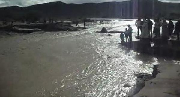 شاهد لحظة غرق شاحنة لنقل القنينات الغازية بضواحي النيف