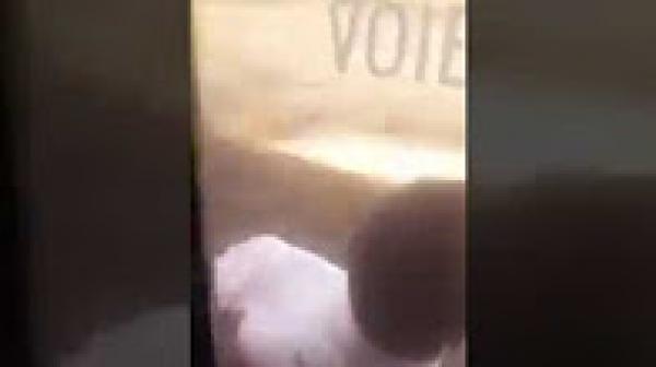 يغامر بحياته لكي لا يؤدي ثمن التذكرة !