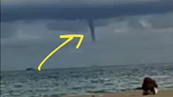 عاصفة رعدية مرفوقة بزوابع قبالة شاطئ مرتيل