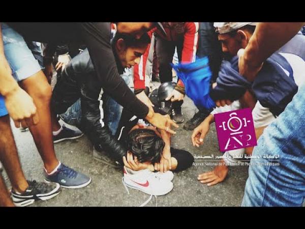 بالفيديو..عصي وفوضى وإغماءات في بيع تذاكر الوداد والأهلي