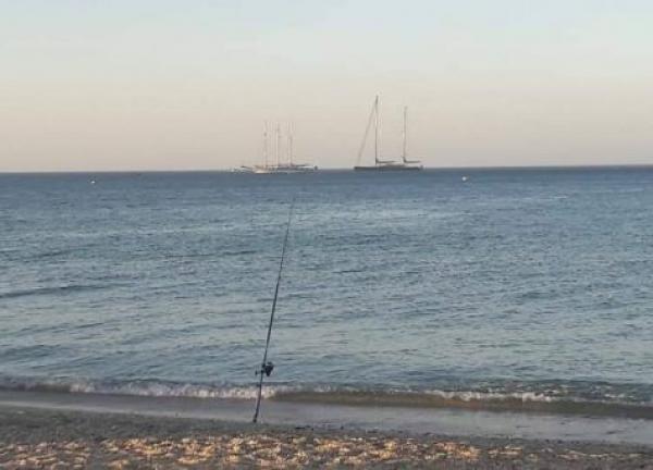 هذه قصة اليختين الشراعيين الملكيين الفخمين المتواجدين قبالة إقامة الملك محمد السادس بالمضيق