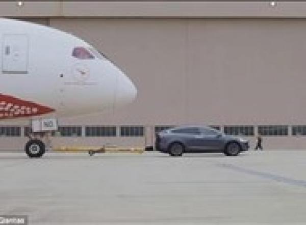 بالفيديو: سيارة كهربائية تدخل غينيس عبر سحب طائرة عملاقة