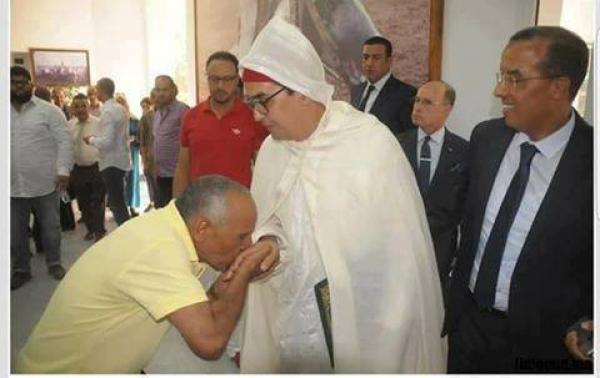 عامل الجديدة يثير الجدل على الفايسبوك يوم تنصيبه بصورة " تقبيل اليد"