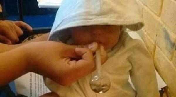 رضيع يدخن مخدرات بتشجيع من والديه