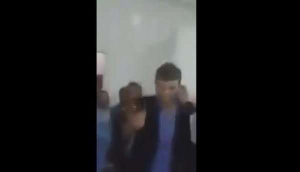 طبيب مغربي رفض معالجة طفلتين في حالة خطيرة لانتهاء وقت المداومة و المواطنون يمنعونه من المغادرة