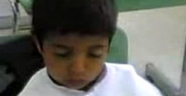 بالفيديو.. تلميذ نائم يصفق لأحد زملائه المتفوقين في الفصل