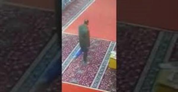 لحظة وفاة عامل بعد أدائه الصلاة داخل مسجد  (فيديو)