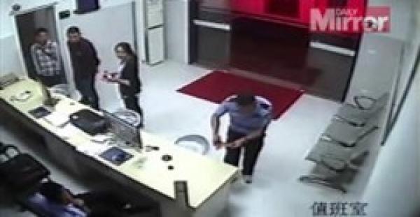 بالفيديو.. رجل ينتحل شخصية ضابط لإطلاق سراح صديقه من السجن