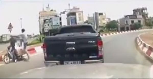 بالفيديو.. «مشاجرة عنيفة» بين سائقي سيارة ودراجة نارية وسط الطريق