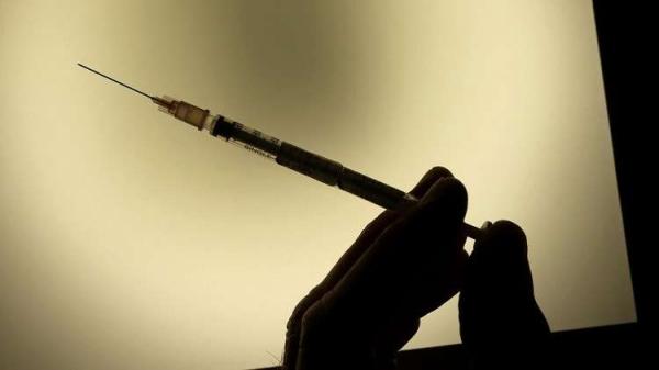 لـ "تخفيف آلامه" ..رجل يحقن نفسه بسائل لا يخطر على بال