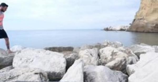 بالفيديو.. اختراع جديد لحماية القدمين على الشواطئ يجتاح العالم