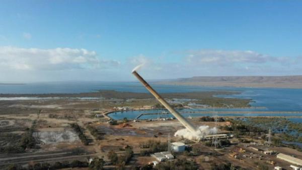 بالفيديو.. نسف مدخنة شاهقة  باستخدام 278 عبوة ناسفة