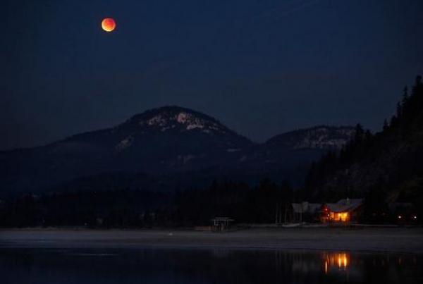 خسوف كلي للقمر يحوِّل لونه للأحمر غدا الثلاثاء 