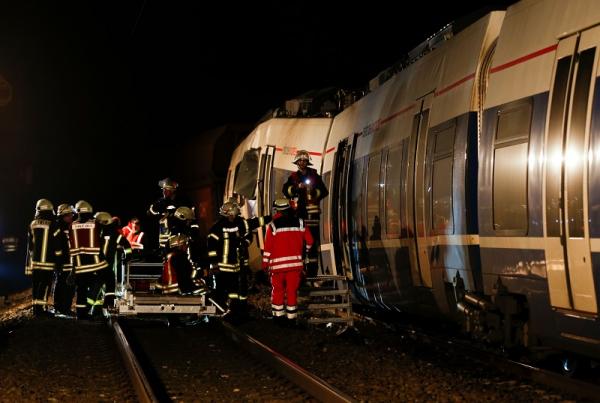 عشرات الإصابات في حادث تصادم قطارين بغرب ألمانيا