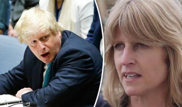 شقيقة وزير بريطاني تتعرى على المباشر احتجاجا على "بريكست" (فيديو)