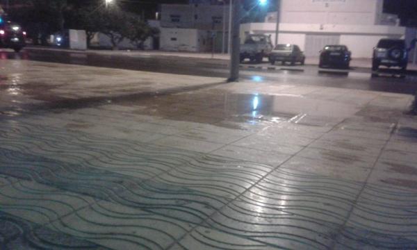 دقائق من الأمطار تعري واقع البنية التحتية بالداخلة.. والفيسبوكيون يستنجدون بــ"علال القادوس"