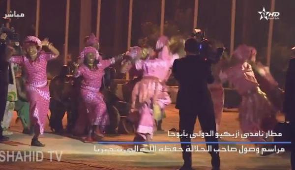 الملك محمد السادس يقف ليكتشف مرة أخرى رقصة افريقية نيجيرية