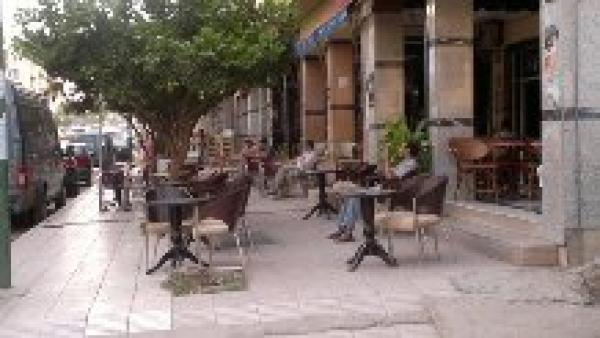 مقاهي و محلات تجارية بتمارة تزحف فوق الملك العمومي أمام أعين المسؤولين