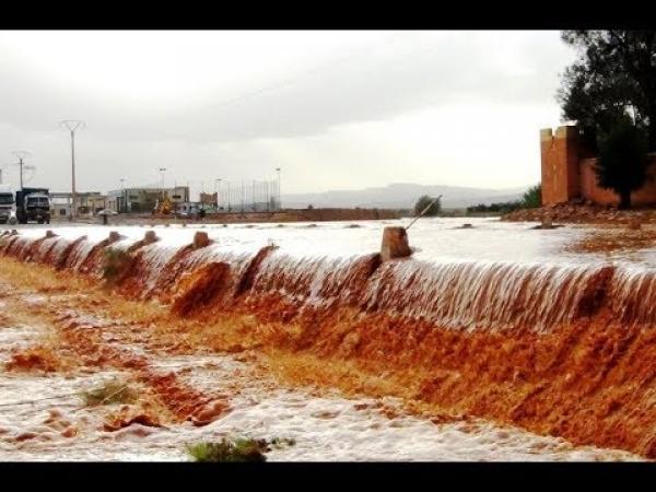 شاهد .. أمطار عاصفية وفيضان واد لحمر بمدينة الرشيدية