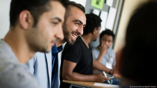 فرنسا تُعلن تمديد تأشيرات وتصاريح الإقامة لمدة ستة أشهر