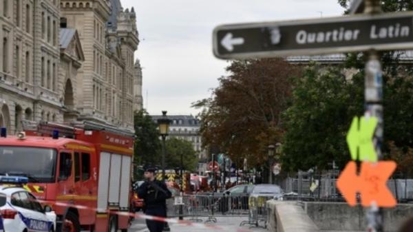 مقتل 4 من أفراد الشرطة في هجوم بسكين بمقر شرطة في العاصمة باريس وهذه هوية القاتل (فيديو)