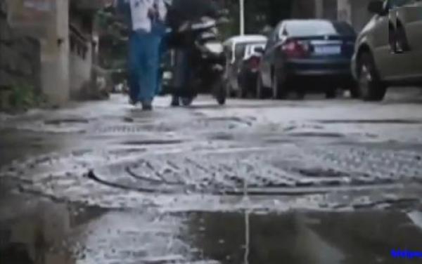 بالفيديو ... شاهد شاباً يوقع حبيبته بحفرة الصرف الصحي